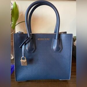 Michael Kors blue handbag. Zipper middle with two side pockets.